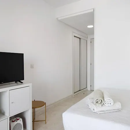 Calle Manuel Mena 4 *